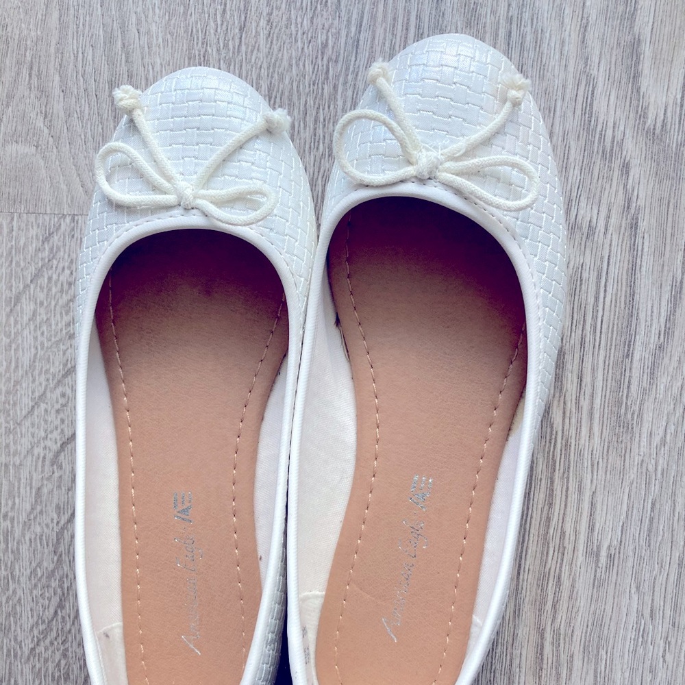 White shoes ballet style w/ bow